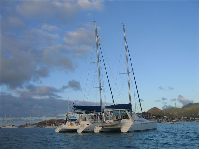 Mouillage à couple devant la baie de Marigot